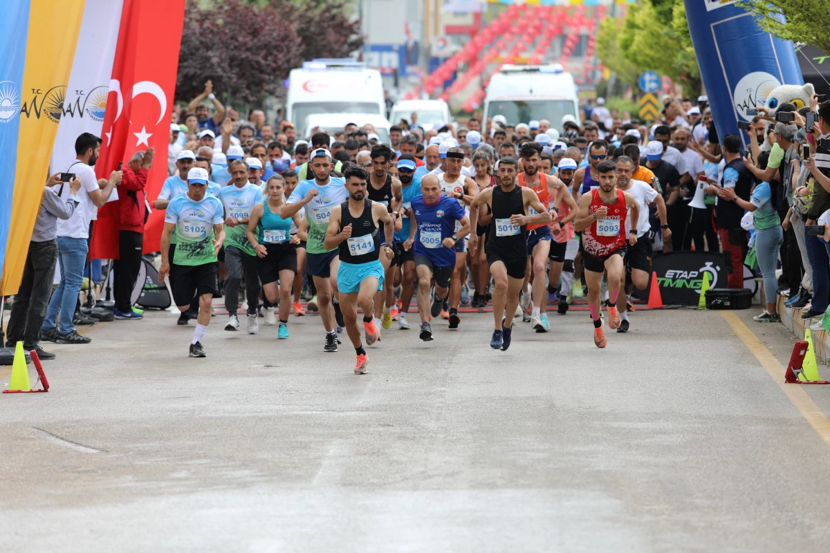 Van Büyükşehir Belediyesi \'1. Van Denizi Yarı Maratonu\' koşusu yapıldı