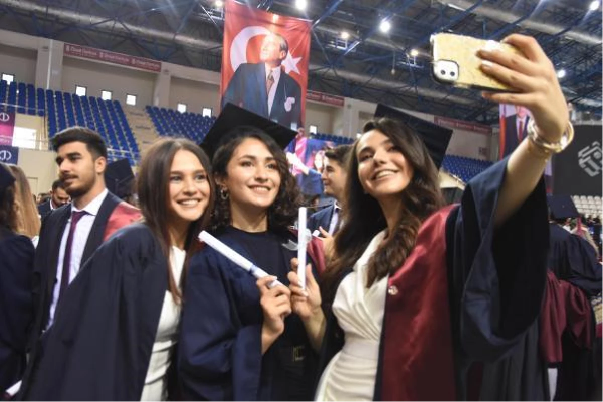 Anadolu Üniversitesi\'nde mezun olan 1200 öğrenci, kep fırlattı