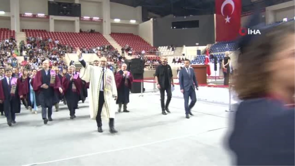 Anadolu Üniversitesi\'nde mezuniyet sevinci