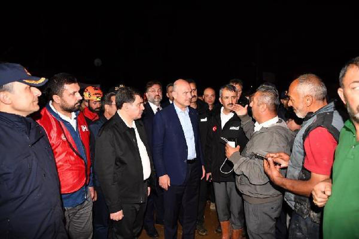 ANKARA\'DA ŞİDDETLİ YAĞMUR; YOLLAR GÖLE DÖNDÜ, EVLERİ SU BASTI (10)