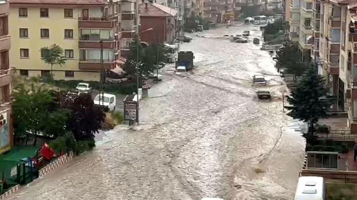 Ankara sular altında! 1 kişi hayatını kaybetti, selde kaybolan bir kişiyi arama çalışmaları ise sürüyor