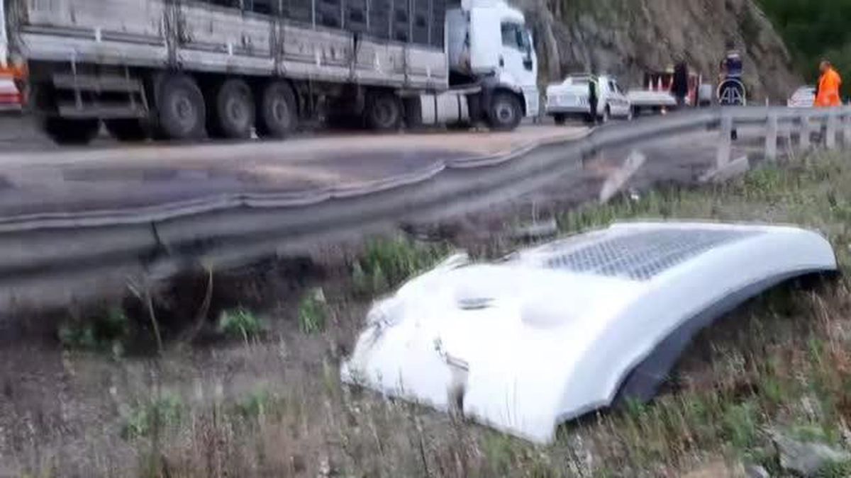 Bariyere çarpan tırın sürücüsü yaralandı