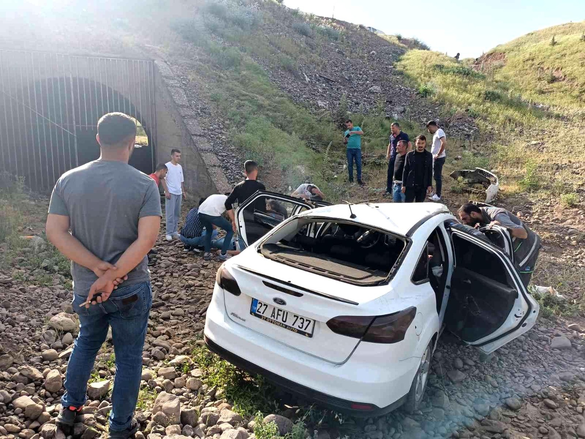 Bingöl\'de otomobil şarampole yuvarlandı: 3 yaralı