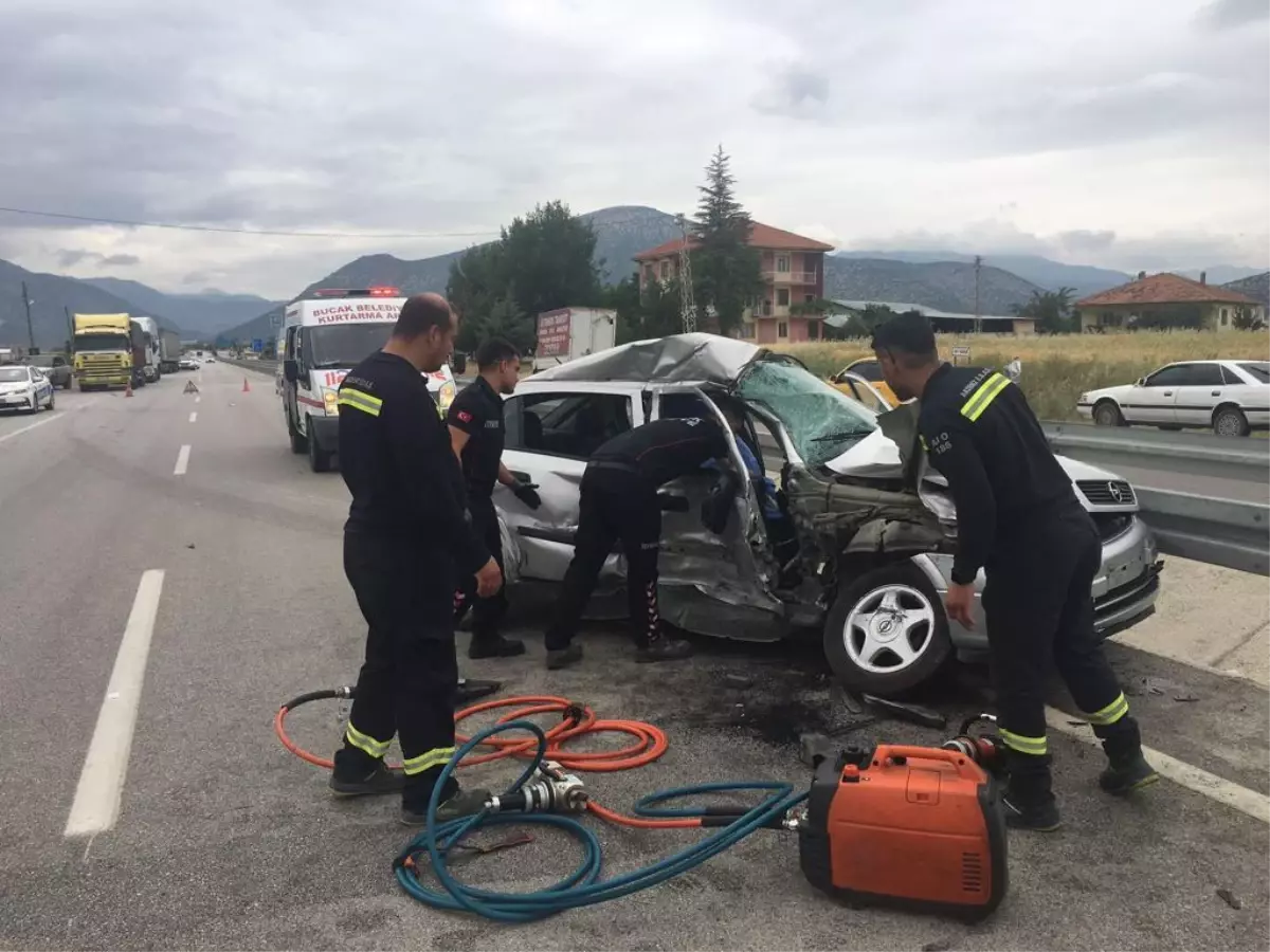 Burdur\'da tırla çarpışan otomobildeki 1 kişi öldü, 1 kişi yaralandı