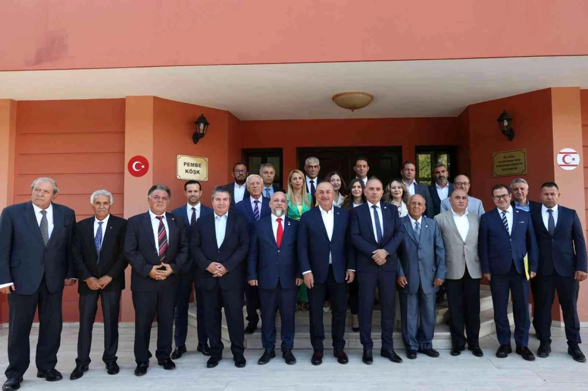 Dışişleri Bakanı Çavuşoğlu, KKTC\'de sivil toplum örgütü temsilcileriyle buluştu