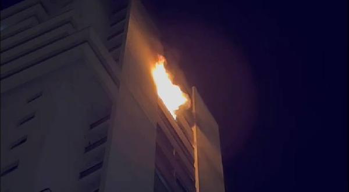 DİYARBAKIR\'DA 25 KATLI APARTMANIN 20\'NCİ KATINDA ÇIKAN YANGIN KORKUTTU
