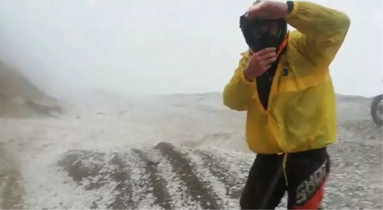 Doluya yakalanan motosikletçilerin zor anları kamerada