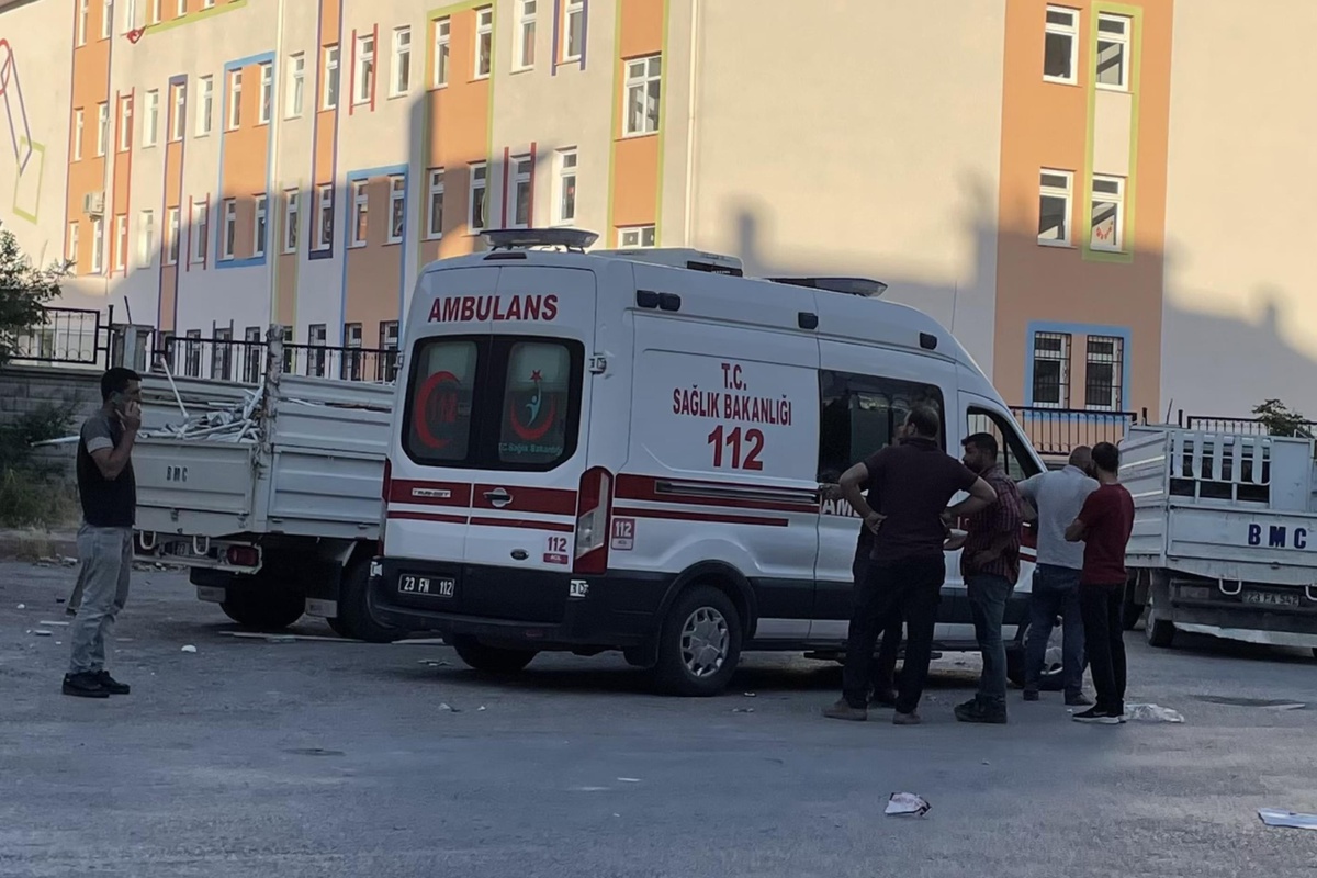 Elazığ\'da başına demir parçası düşen kişi yaralandı