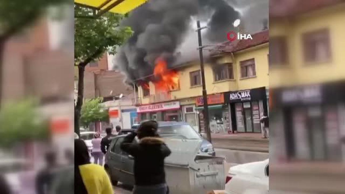Eskişehir'de çıkan yangında bir otel küle döndü