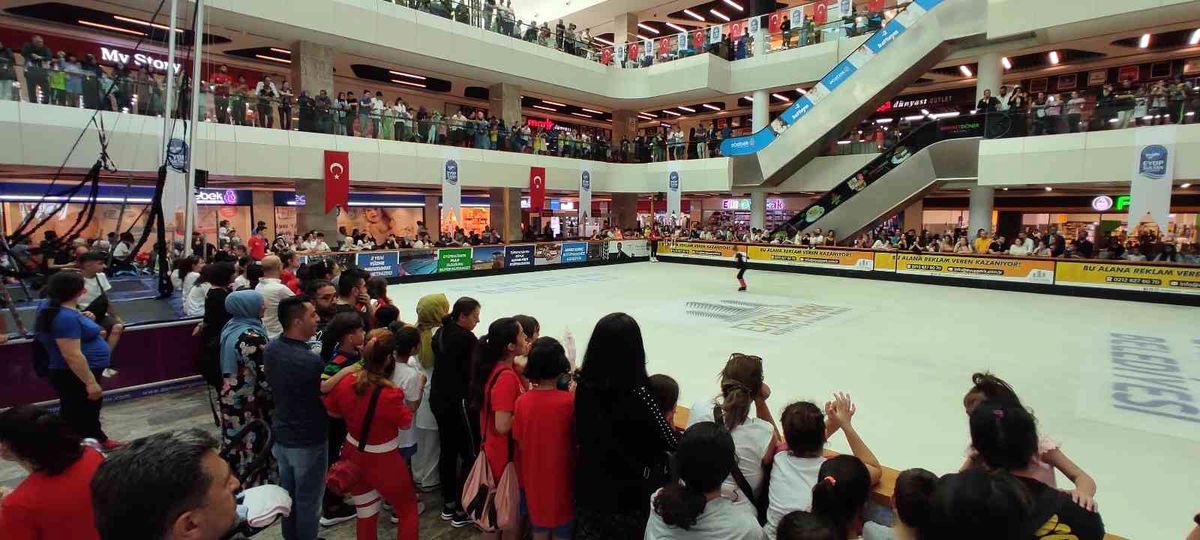 Eyüpsultan buz pisti açıldı