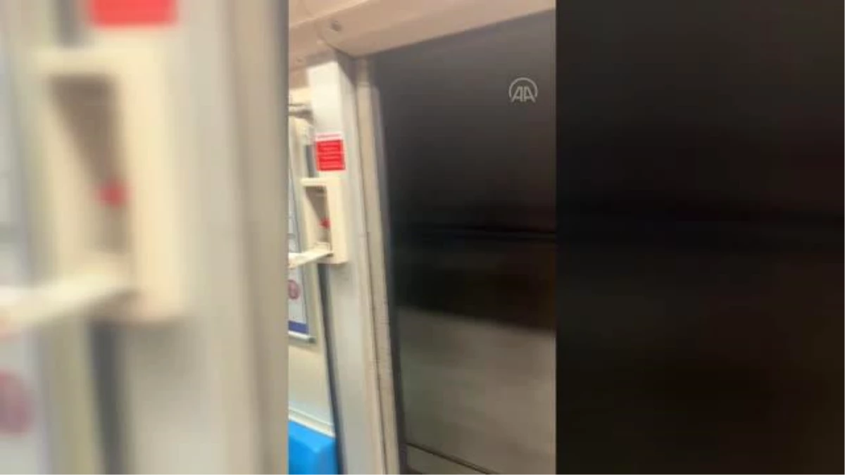 İstanbul\'da metro, kapısı açık şekilde seferine devam etti