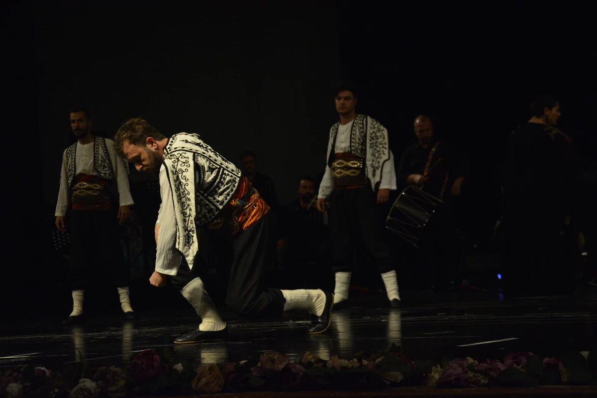 İzmir Devlet ve Türk Dünyası Dans ve Müzik topluluğu Bursa\'da sahne aldı