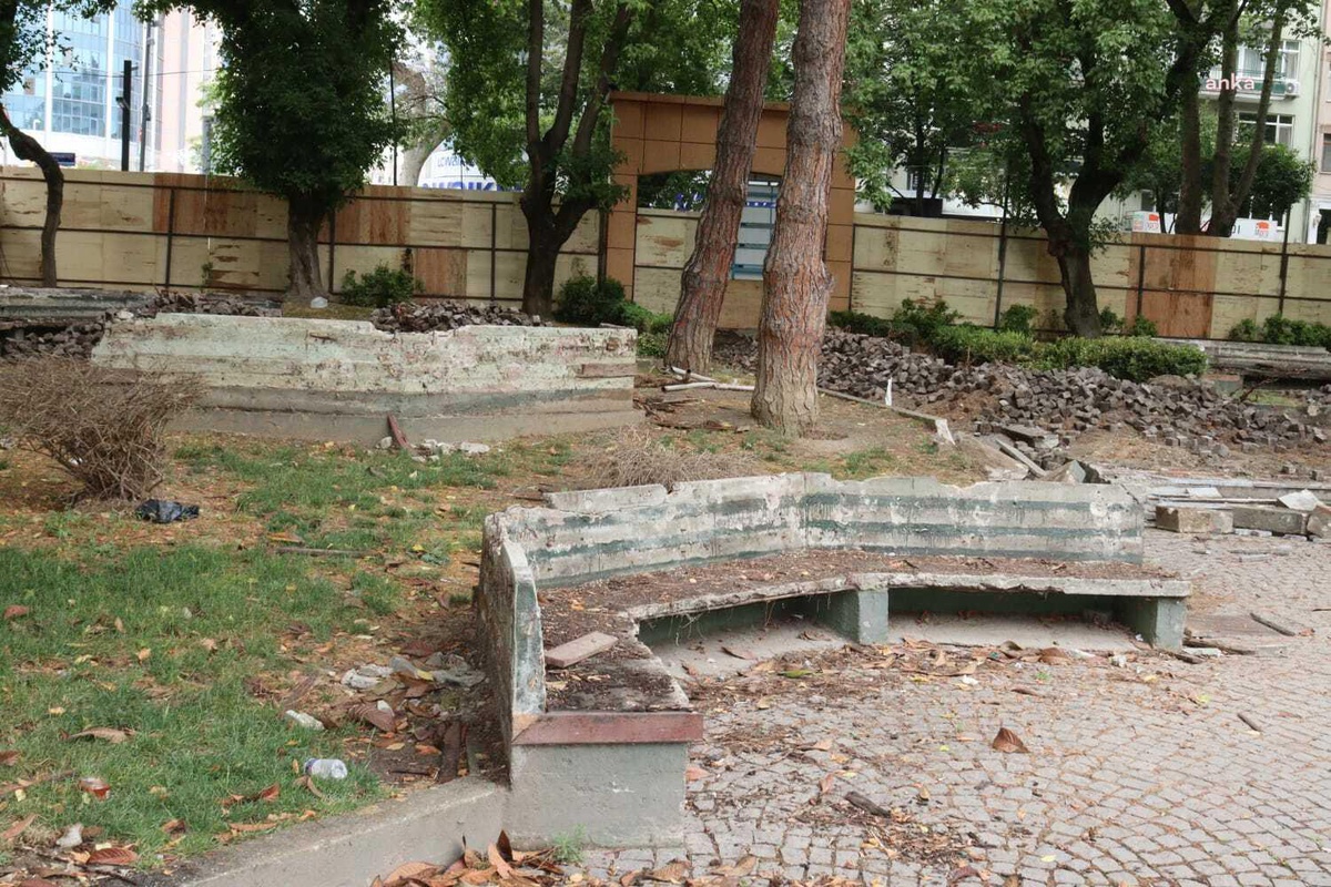 İzmit Belediyesi Ekipleri Yeni Cuma Parkı\'nda Söküm İşlemlerine Başladı