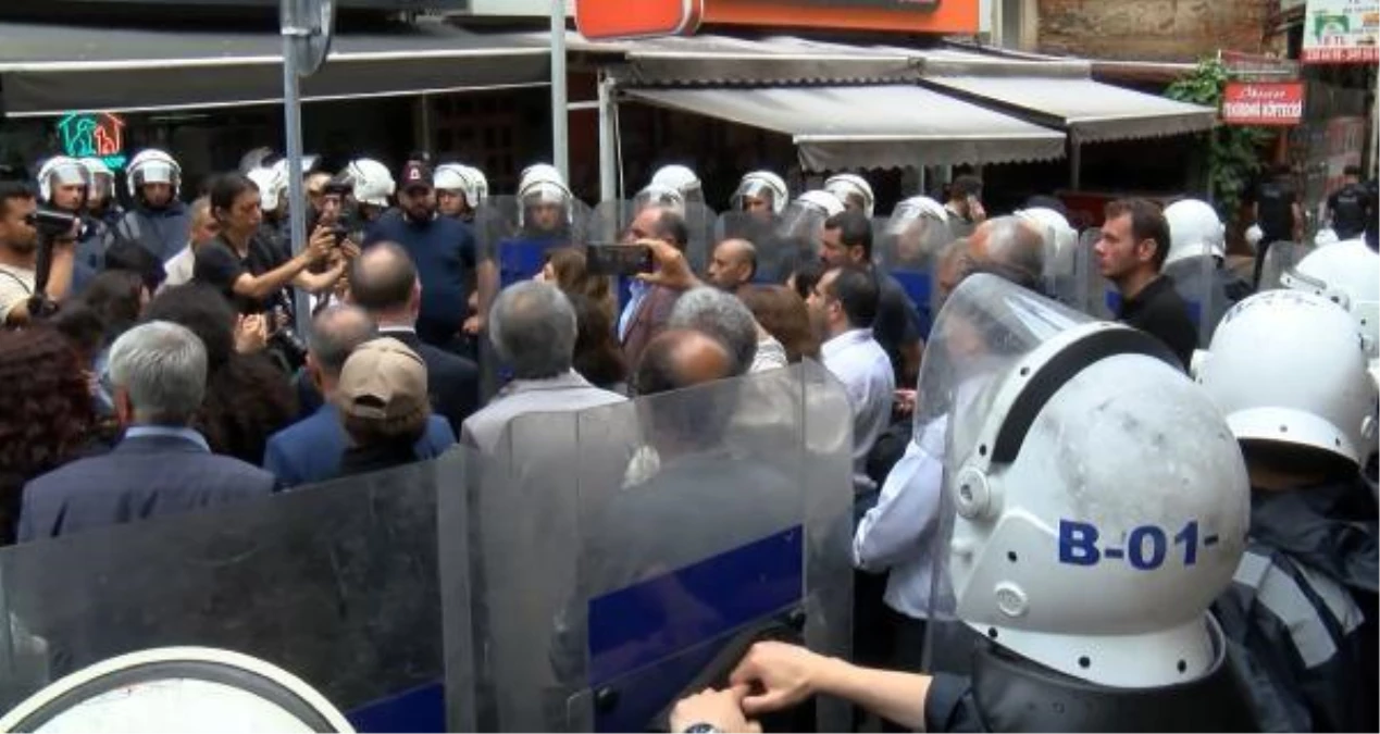 Kadıköy\'de izinsiz yürüyüşe polis müdahalesi: 70 gözaltı