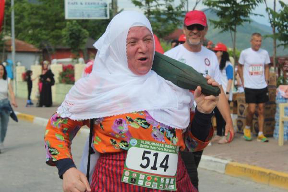 Kastamonu\'da İstiklal Yolu Şerife Bacı Yarı Maratonu; kadınlar temsili top mermisi taşıdı