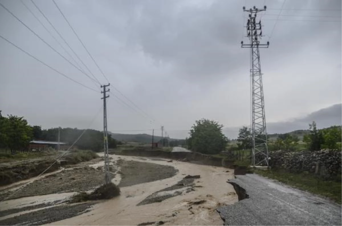 Kastamonu\'da sağanakta yollar çöktü