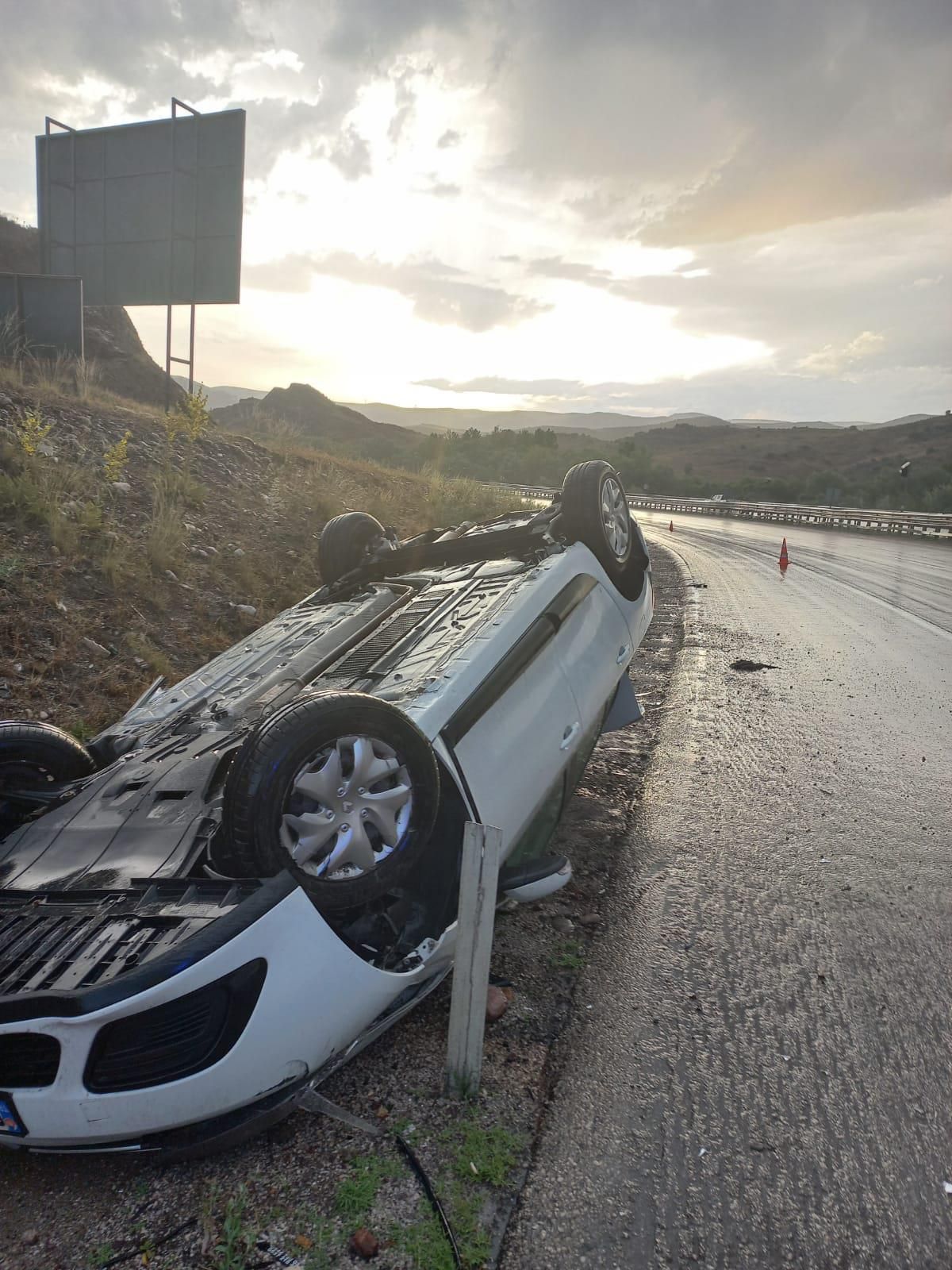 Kırıkkale\'de su kanalına devrilen otomobildeki 6 kişi yaralandı