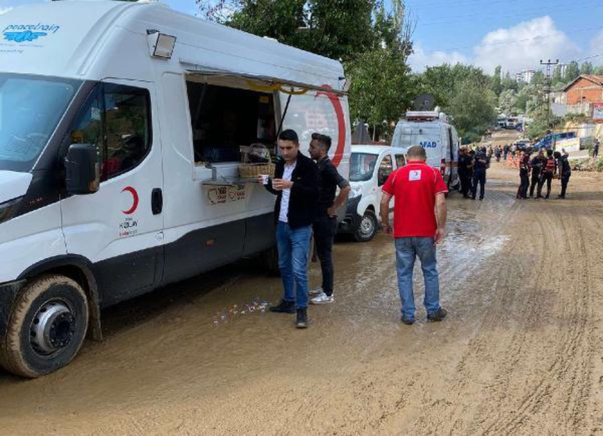 Türk Kızılay sel bölgelerinde yardımlarını sürdürüyor