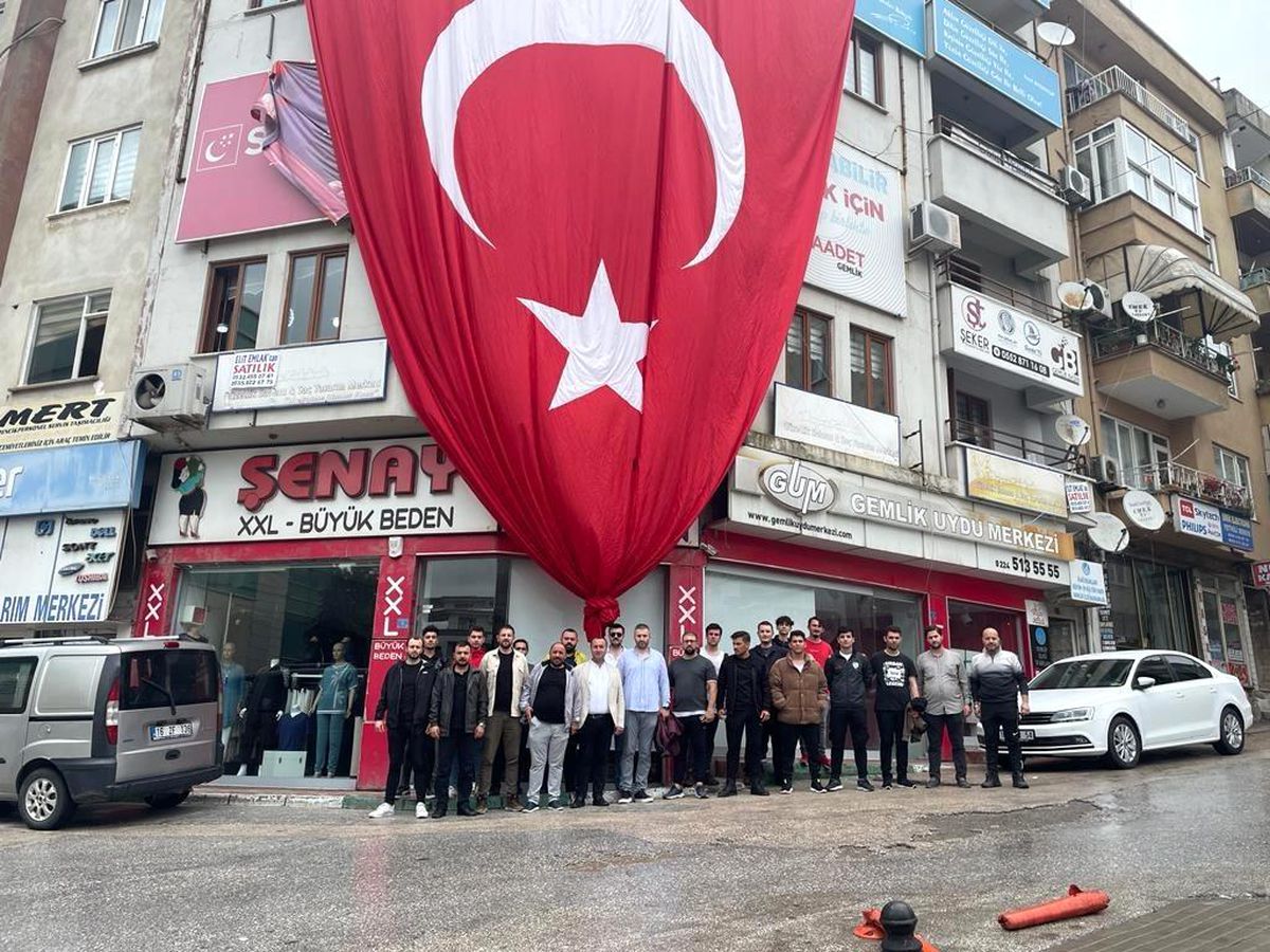 MHP Gemlik İlçe Başkanı Özcanbaz: "Böyle bir günde Gemlik neden bayraklarla donatılmadı"