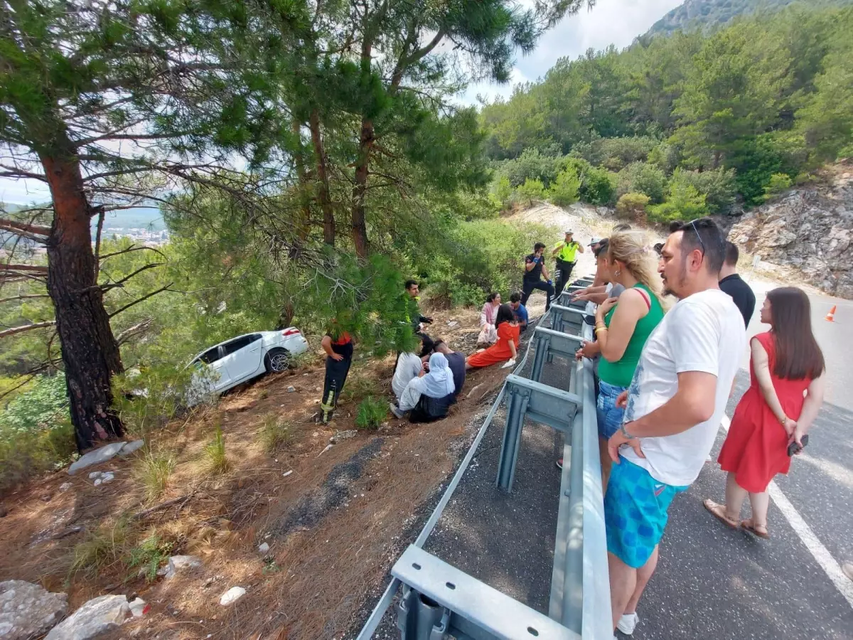 Muğla\'da şarampole devrilen otomobildeki 6 kişi yaralandı