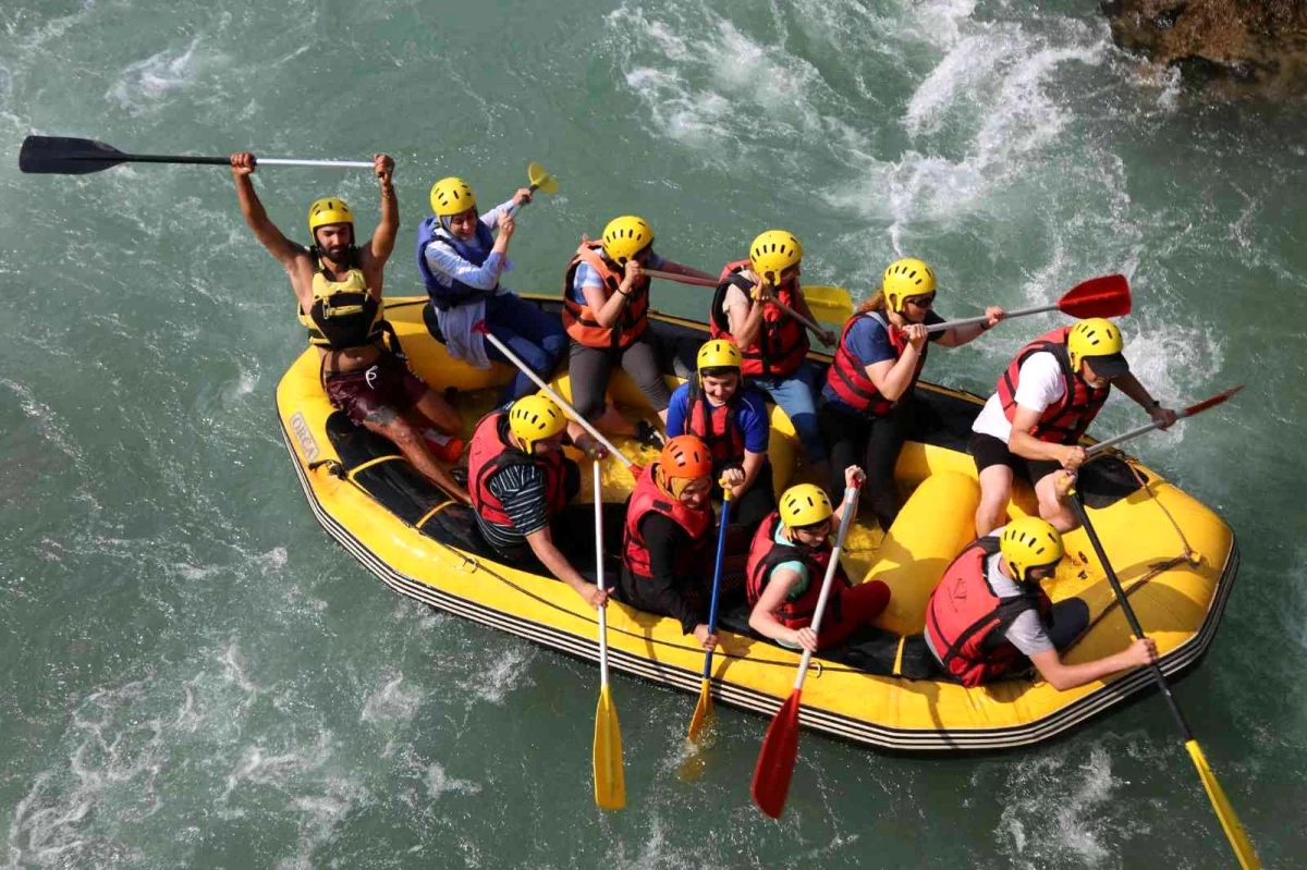 Öğretmen ve öğrenciler, Munzur Nehri\'nde rafting heyecanı yaşadı