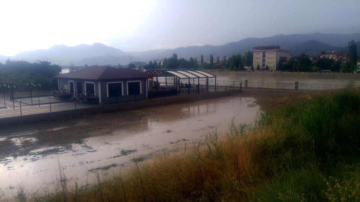 Osmancık'taki sağanak su baskınlarına neden oldu
