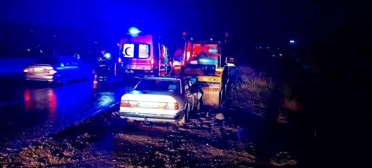 Otomobil yol kenarındaki silindir aracına çarptı: 1 yaralı