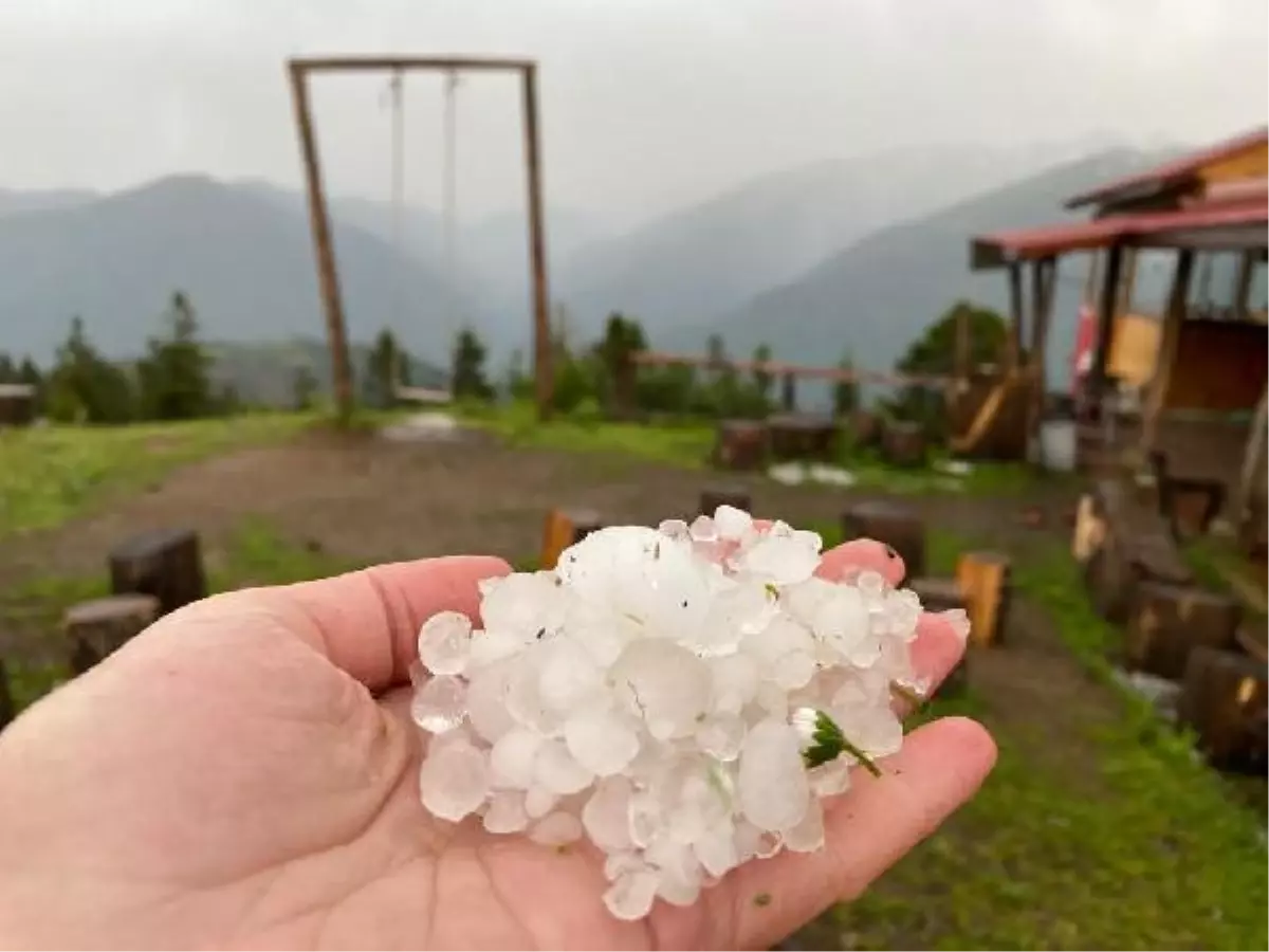 Rize\'de yaylaya dolu yağdı