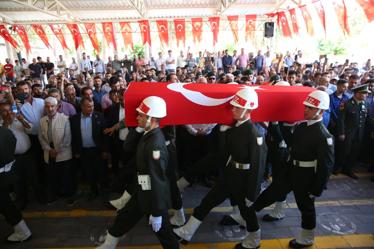 GAZİANTEP - Şehit Piyade Uzman Onbaşı Mehmet Ali Çap, son yolculuğuna uğurlandı (2)