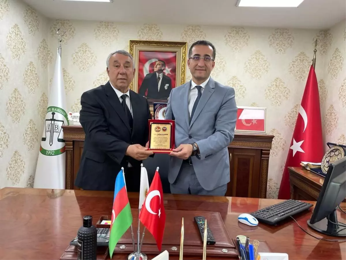 Serdar Ünsal'dan Baro Başkanı Alakan'a plaket