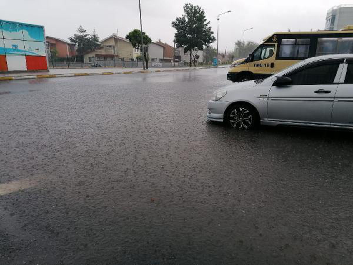 Silivri\'de yollar göle döndü