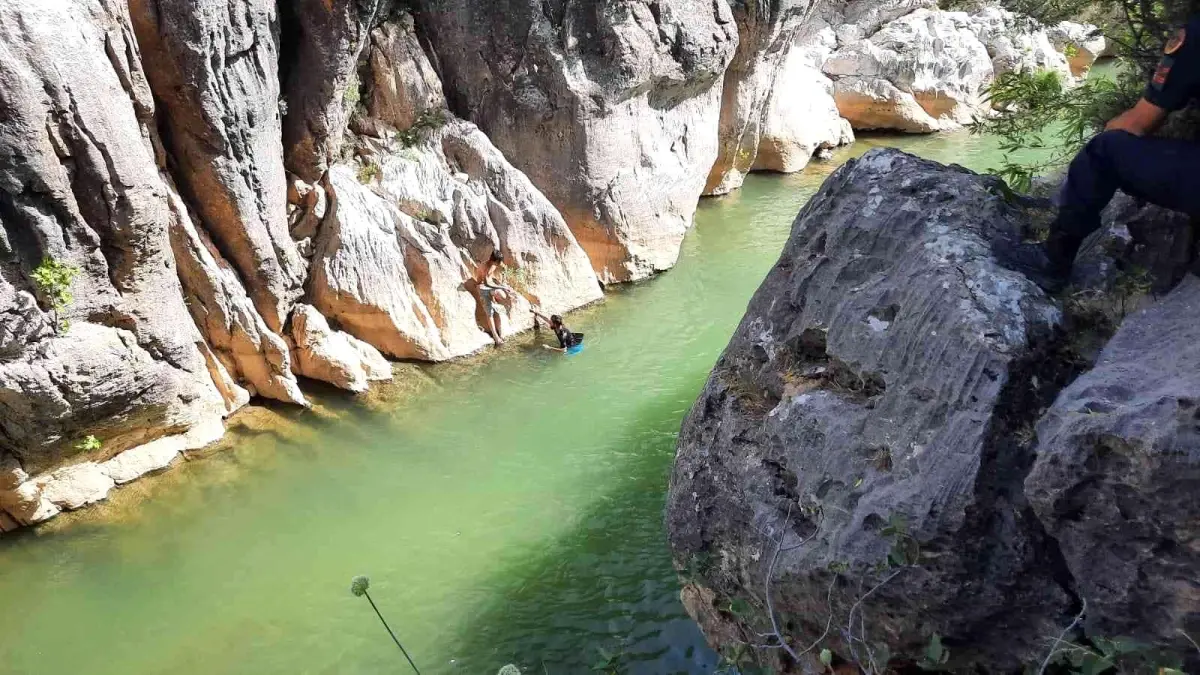 Sinek Çayı\'nda mahsur kalan çocuk kurtarıldı