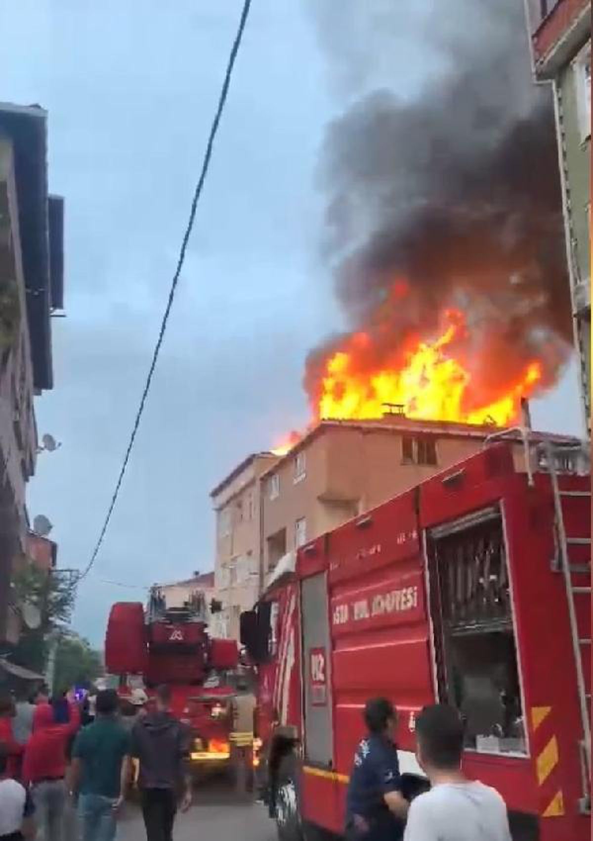 Sultanbeyli'de bir binanın çatısında çıkan yangın söndürüldü