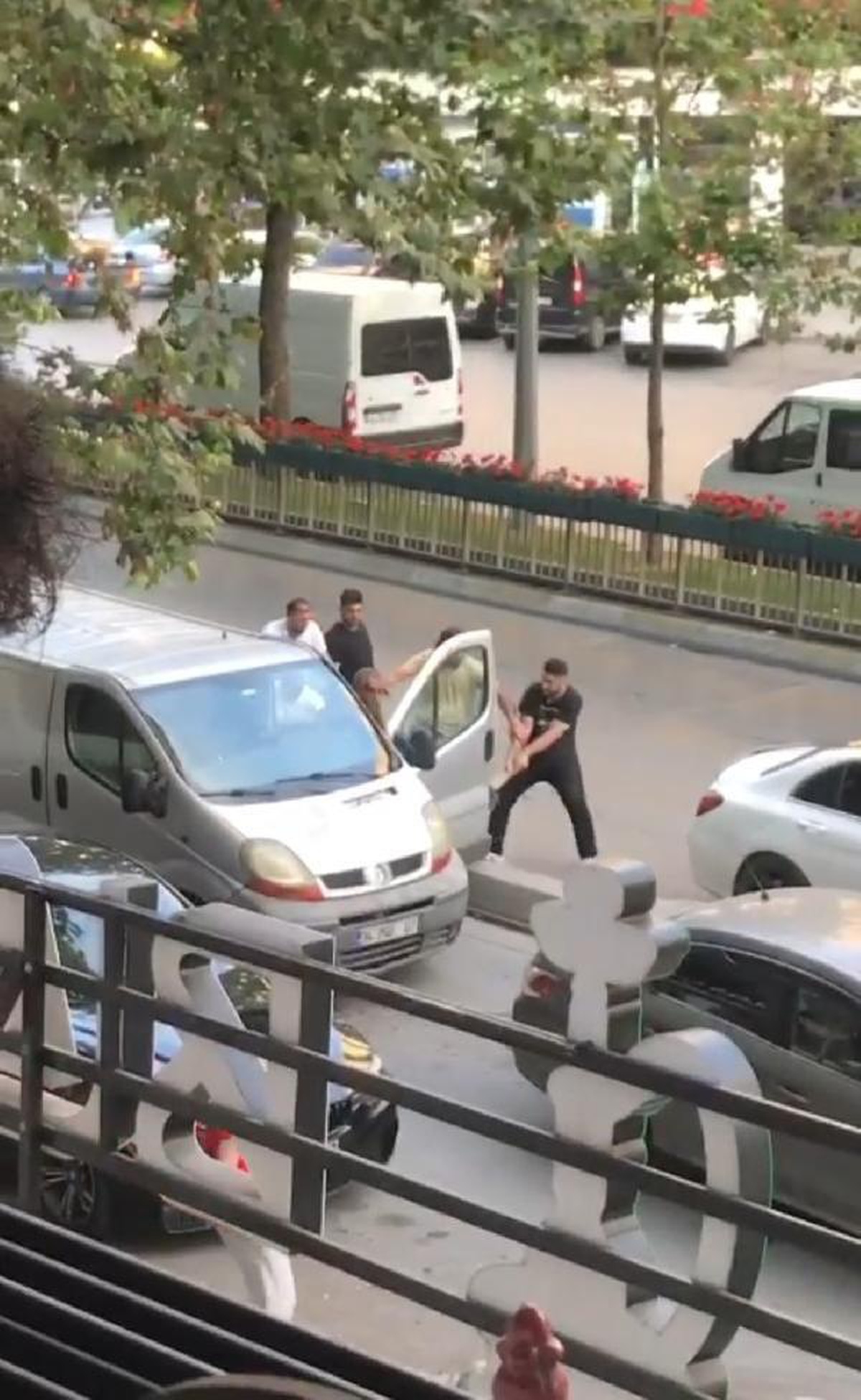 Sultangazi\'de zorla araçtan indirdikleri sürücüyü darbettiler
