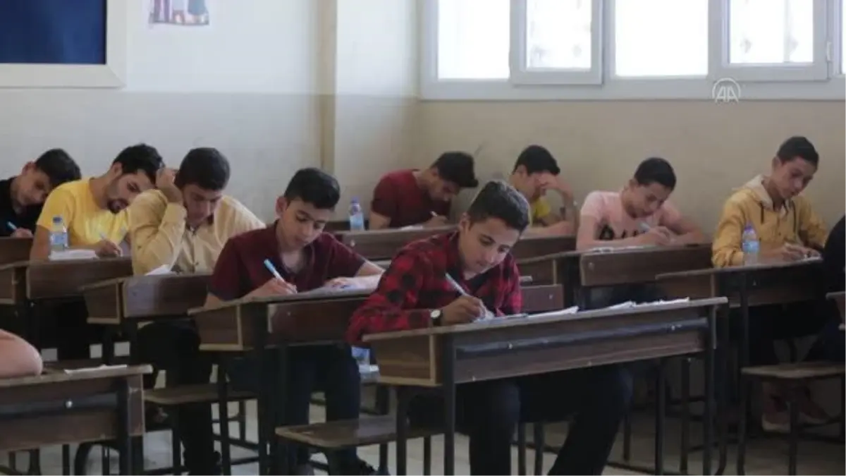 Suriye'nin kuzeyinde liseye geçiş sınavı düzenleniyor