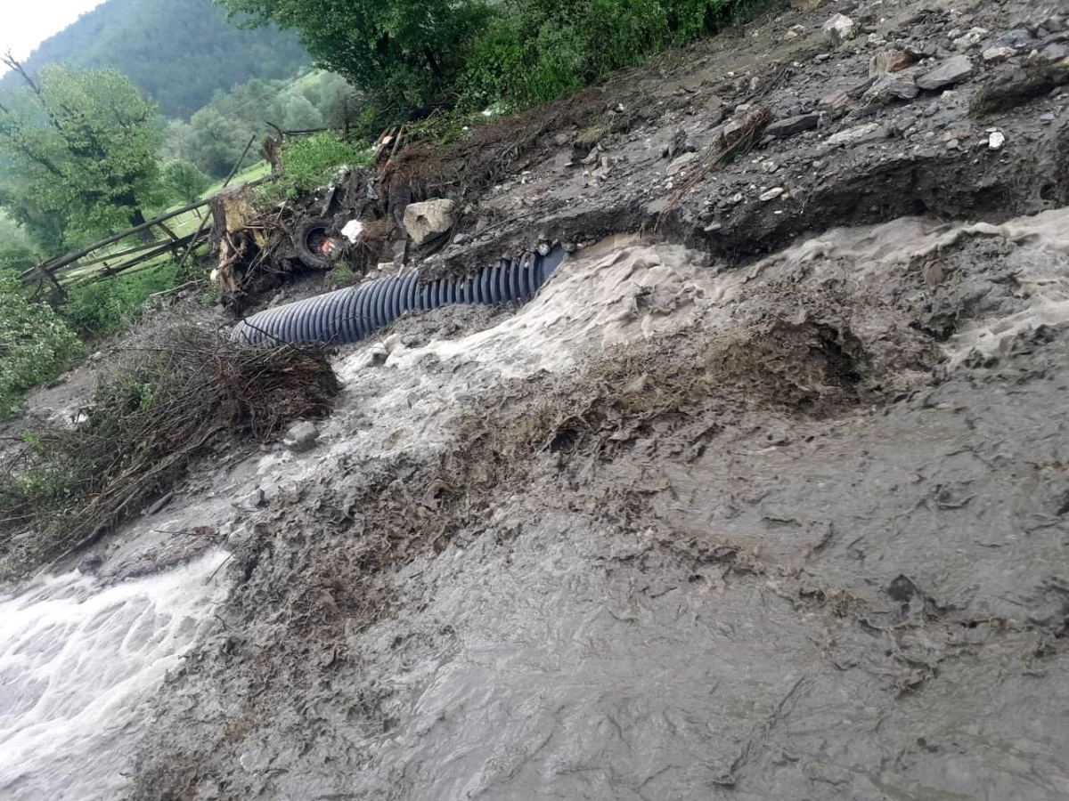 Taşköprü\'de sağanak yağış: Yollar zarar gördü