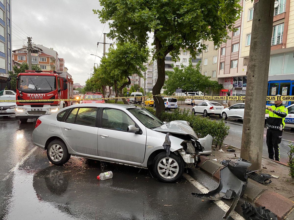 Tekirdağ\'da aydınlatma direğine çarpan otomobilin sürücüsü öldü