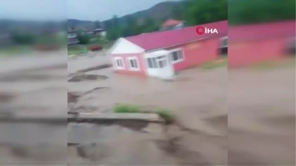 Tokat\'ta dolu yağışı...Yollar göle döndü, tarım arazileri sular altında kaldı