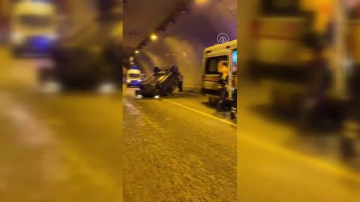 Tünelde devrilen araçtaki 5 kişi yaralandı