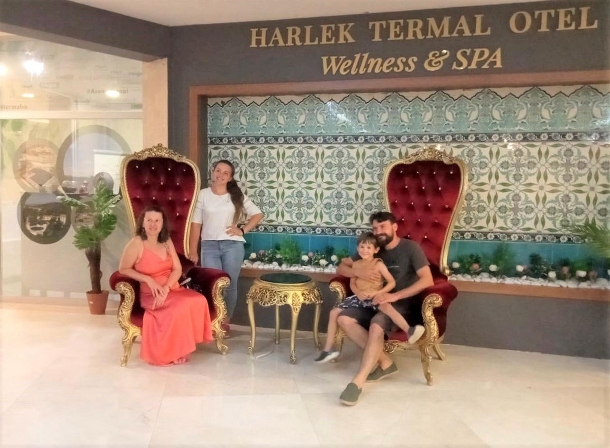 Ukraynalı aile, şifalı sularıyla ünlü Ilıca\'ya hayran kaldı