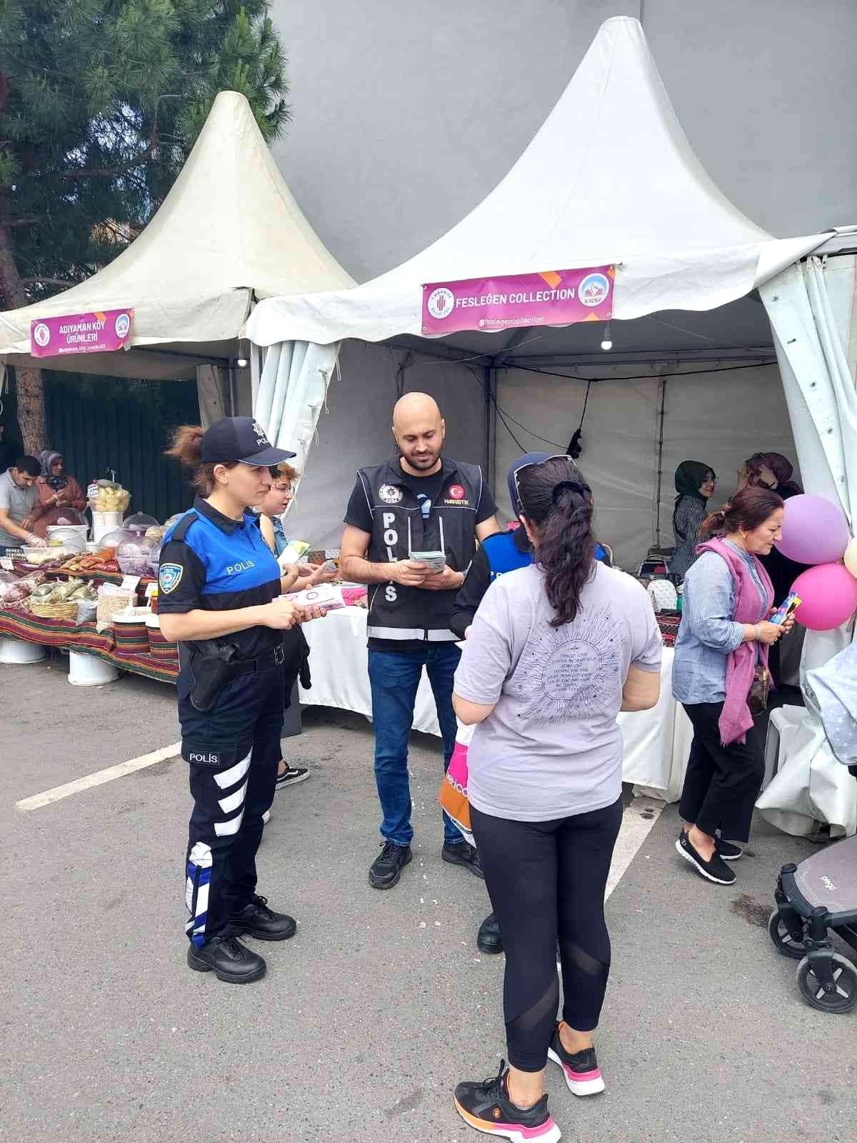 Ümraniye\'de polisler KADES ve UYUMA aplikasyonları hakkında bilgilendirme yaptı