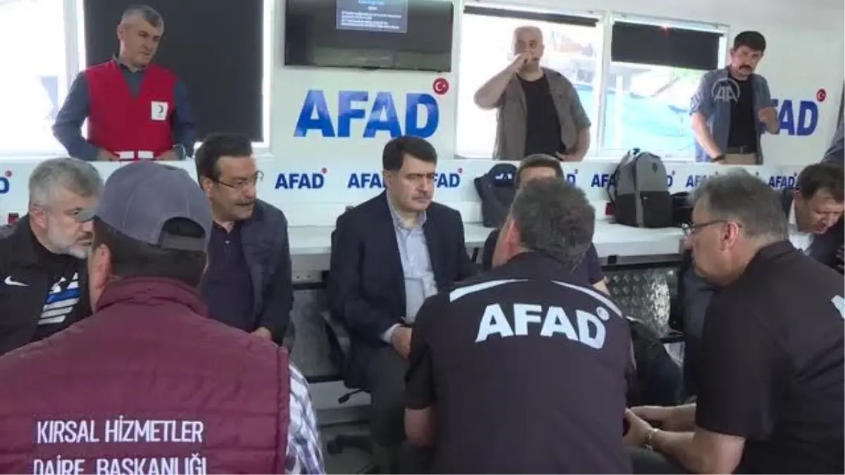 Vali Şahin, Tatlar Deresi'nin taşması sonucu sel felaketinin yaşandığı bölgede incelemelerde bulundu