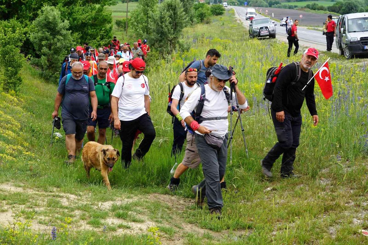 Vatandaşlarla 70 kilometre yürüyen köpek, 'İstiklal' ismini aldı