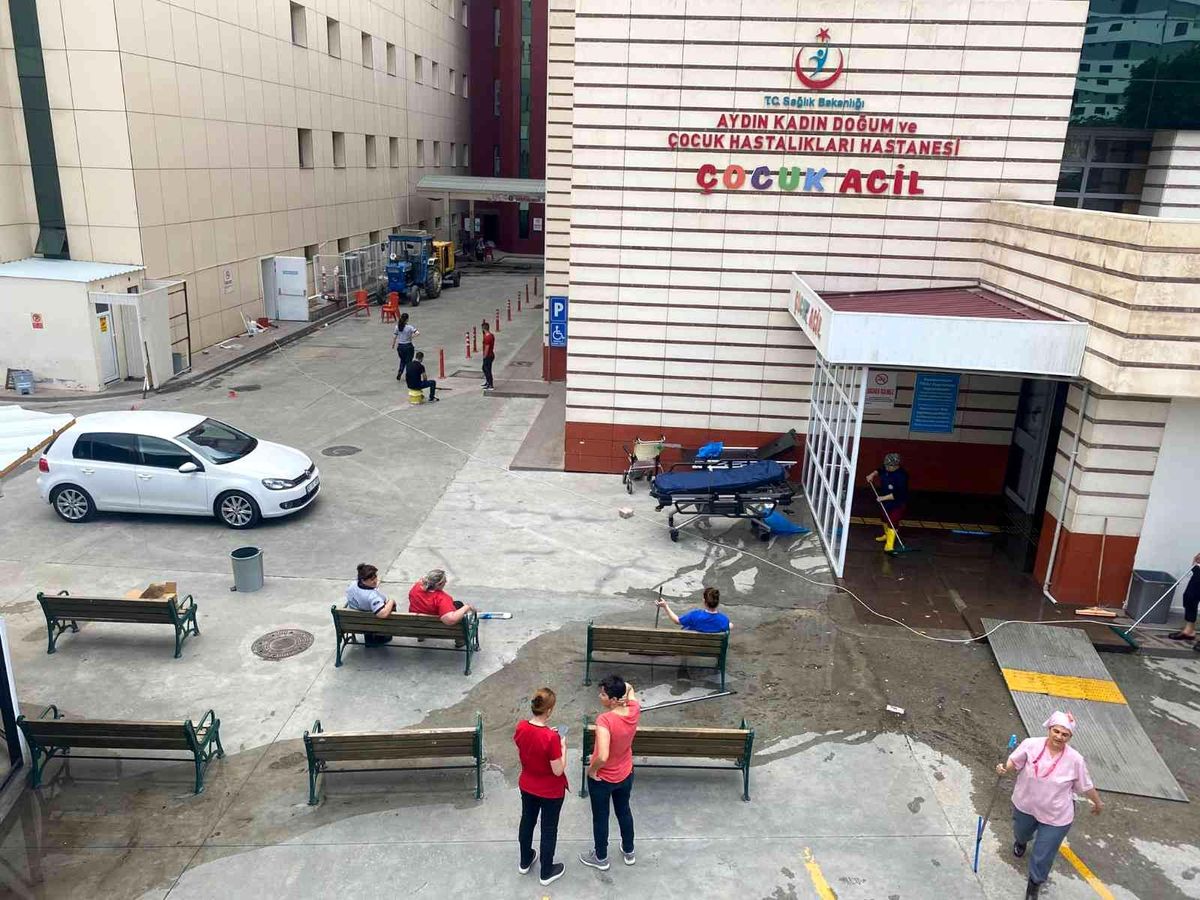 Yağıştan etkilenen Aydın Kadın Doğum ve Çocuk Hastalıkları Hastanesi'nde çalışmalar sürüyor