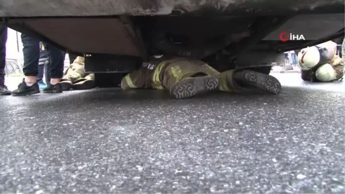 Yurt dışına kaçmak için tur otobüsünün motor kısmına saklanan zanlı, mahsur kaldı