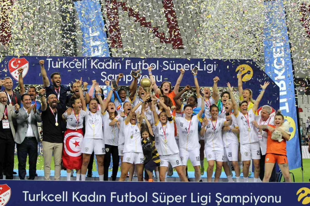 ALG Spor şampiyonluk kupasını aldı