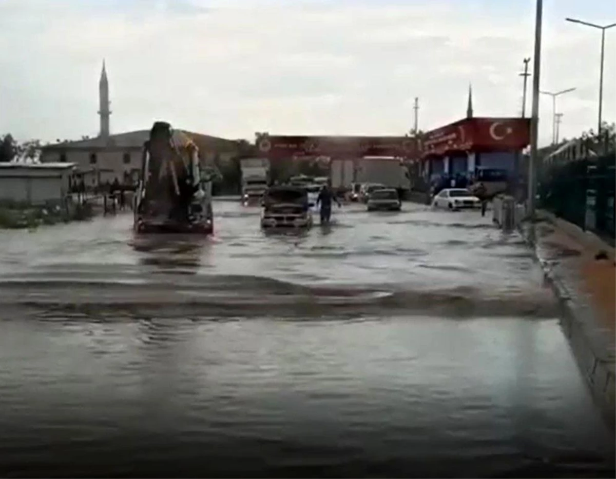 Ankara\'da etkili olan yağış sonrası Sincan Cezaevi önü göle döndü