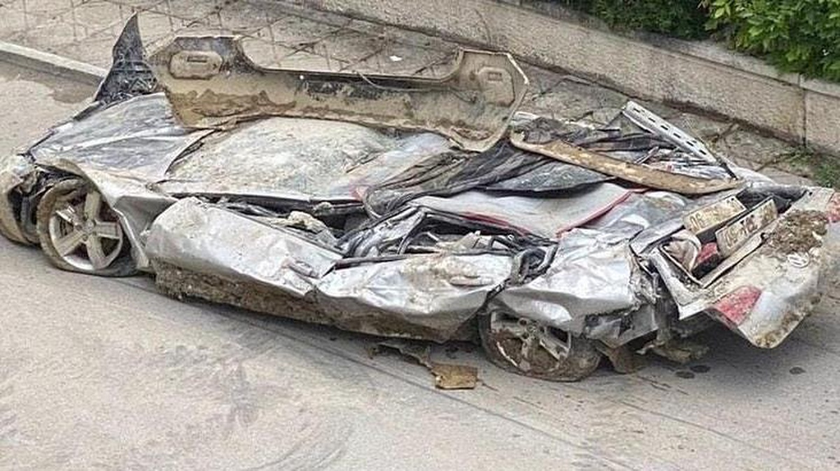 Ankara\'da meydana gelen sel sebebiyle yıkılan istinat duvarının altında kalan otomobil kağıt gibi ezildi