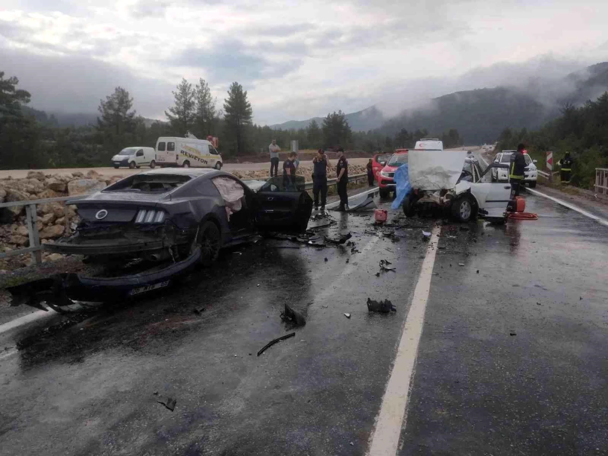 Antalya\'da otomobiller kafa kafaya çarpıştı: 1 ölü, 3 yaralı