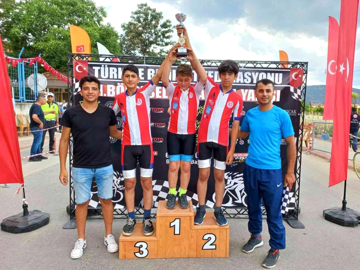 Antalyasporlu genç bisikletçiler Burdur\'da ikinci oldu